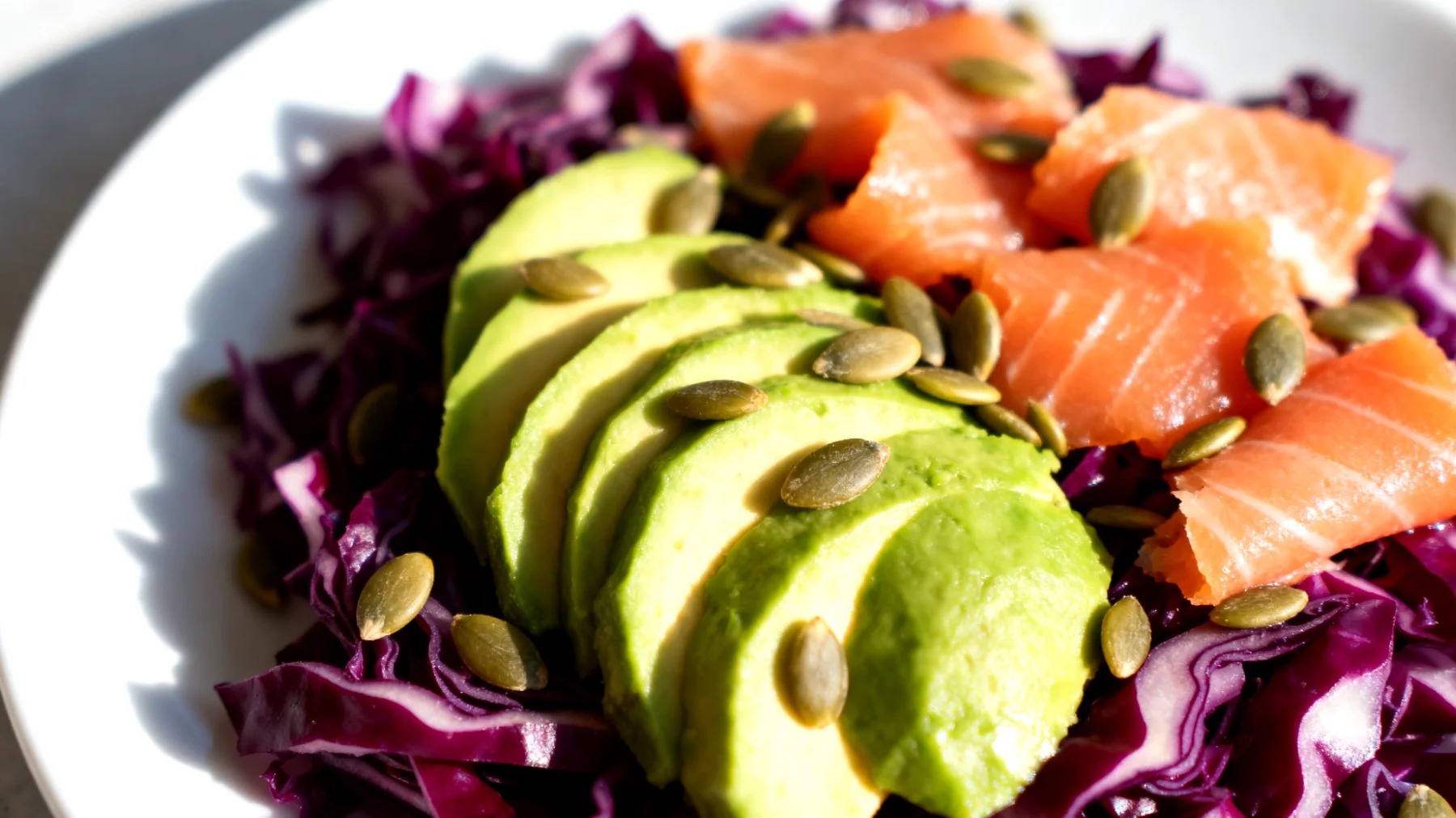Insalata di cavolo rosso, avocado, semi di zucca e salmone affumicato"